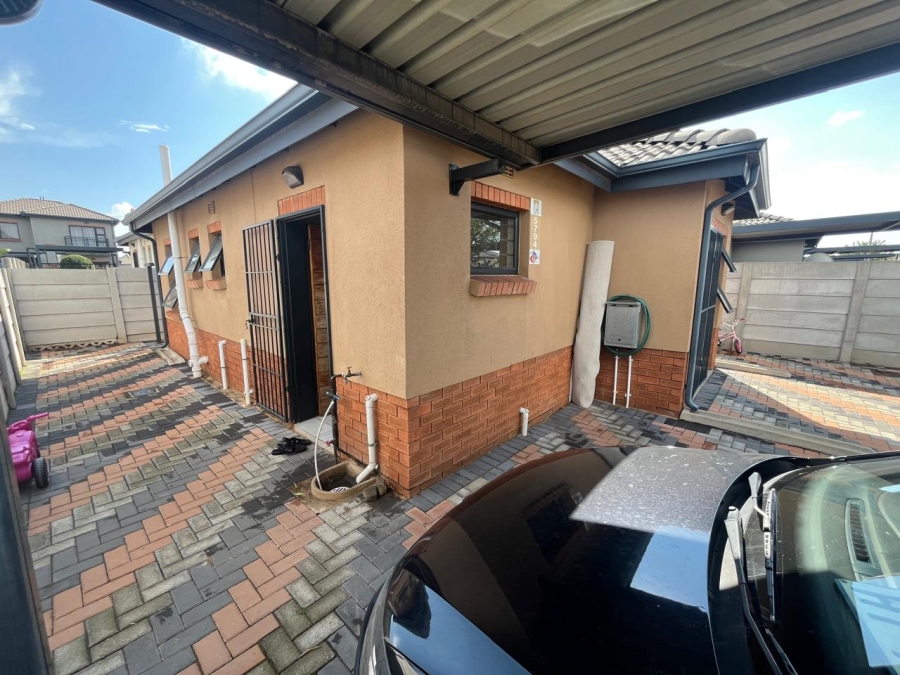2 Bedroom Property for Sale in Albertsdal Gauteng