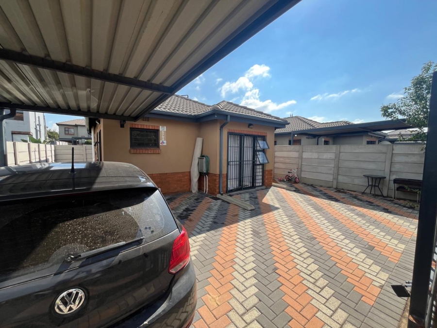 2 Bedroom Property for Sale in Albertsdal Gauteng