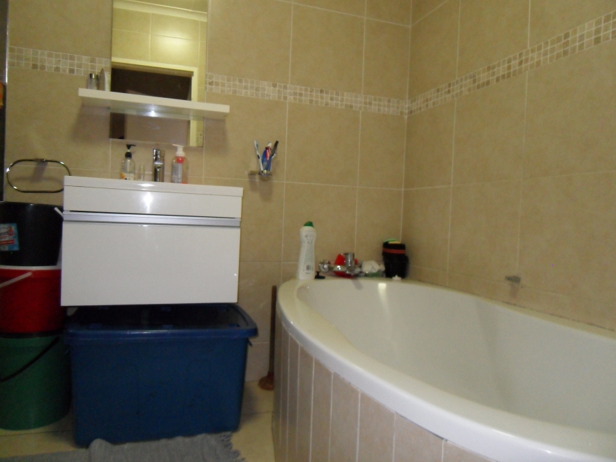 2 Bedroom Property for Sale in Corlett Gardens Gauteng