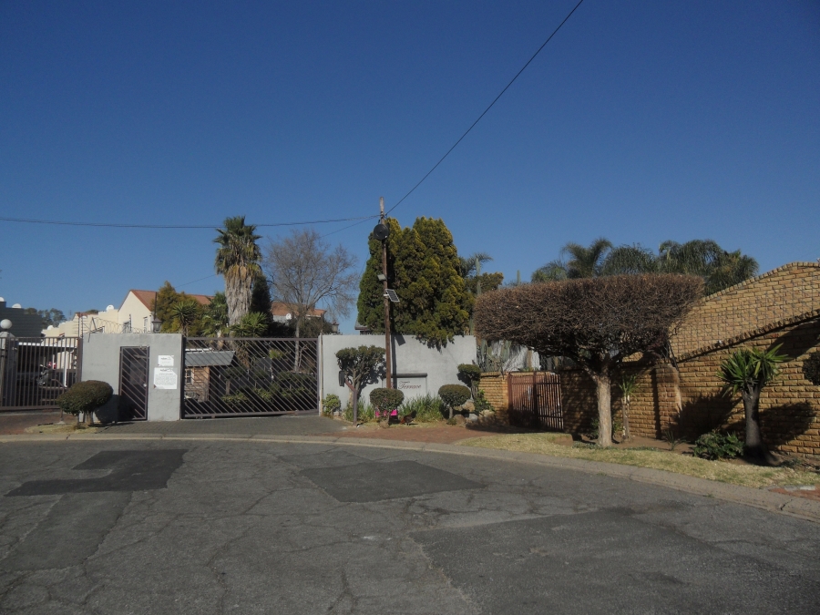 2 Bedroom Property for Sale in Corlett Gardens Gauteng