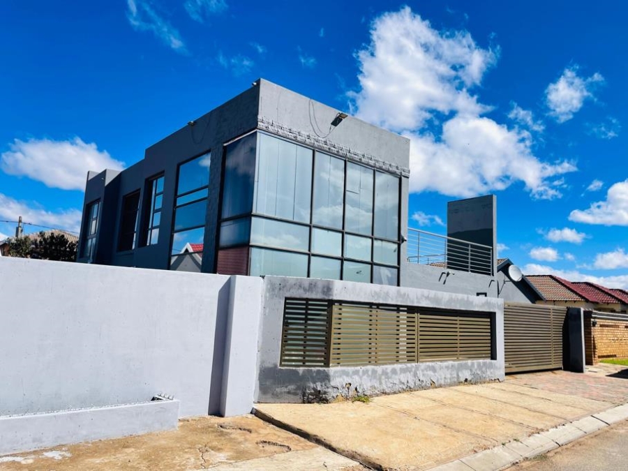 4 Bedroom Property for Sale in Protea Glen Gauteng