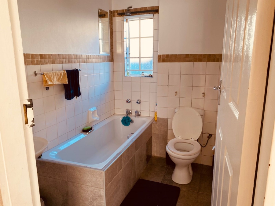 2 Bedroom Property for Sale in Die Hoewes Gauteng