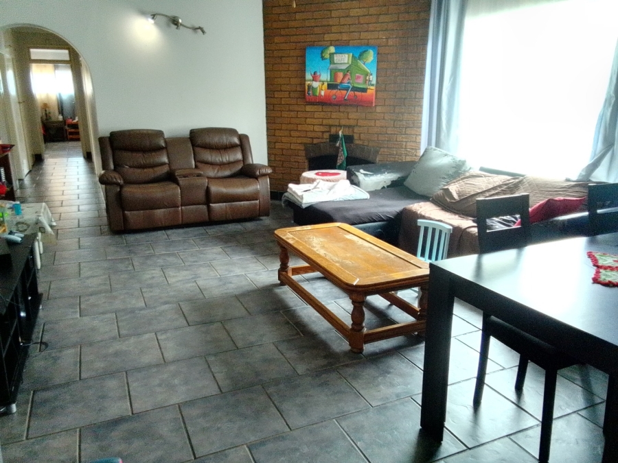 4 Bedroom Property for Sale in Glen Marais Gauteng