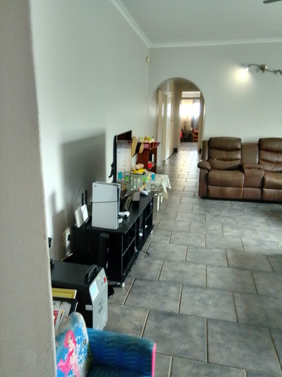 4 Bedroom Property for Sale in Glen Marais Gauteng