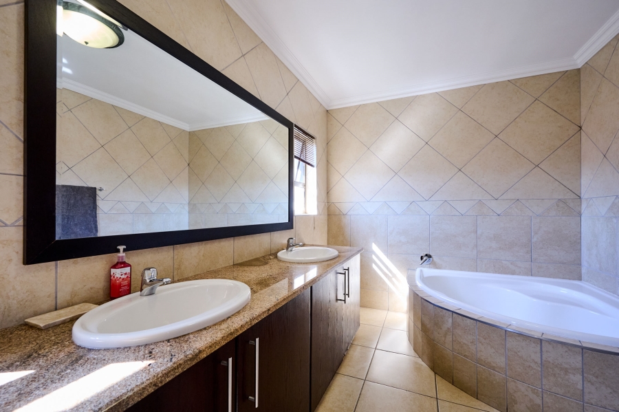 4 Bedroom Property for Sale in Montecello Estate Gauteng