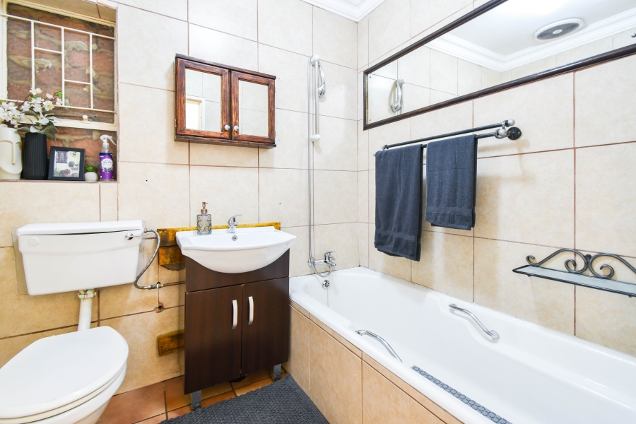 4 Bedroom Property for Sale in Garsfontein Gauteng