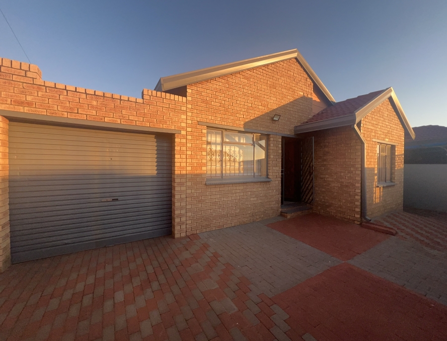 4 Bedroom Property for Sale in Kagiso Gauteng