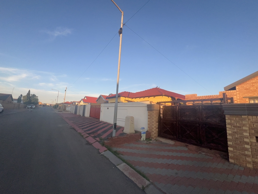 4 Bedroom Property for Sale in Kagiso Gauteng