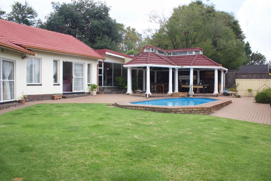5 Bedroom Property for Sale in Glen Marais Gauteng