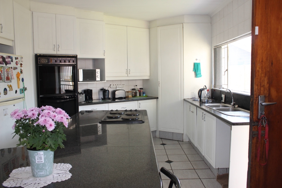 5 Bedroom Property for Sale in Glen Marais Gauteng