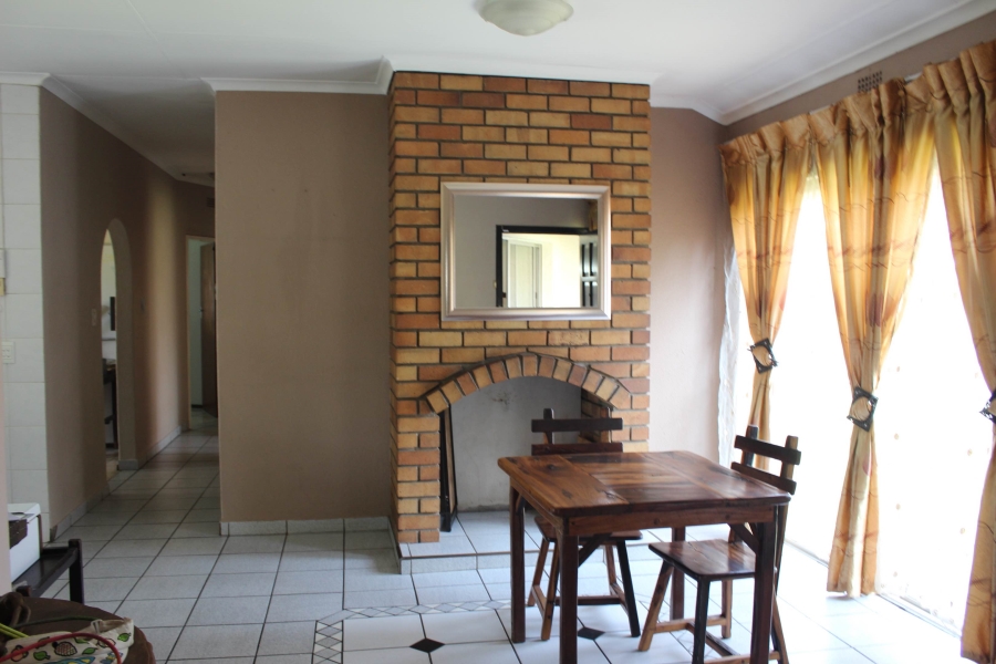 5 Bedroom Property for Sale in Glen Marais Gauteng