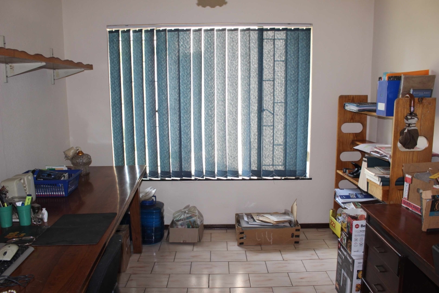 5 Bedroom Property for Sale in Glen Marais Gauteng