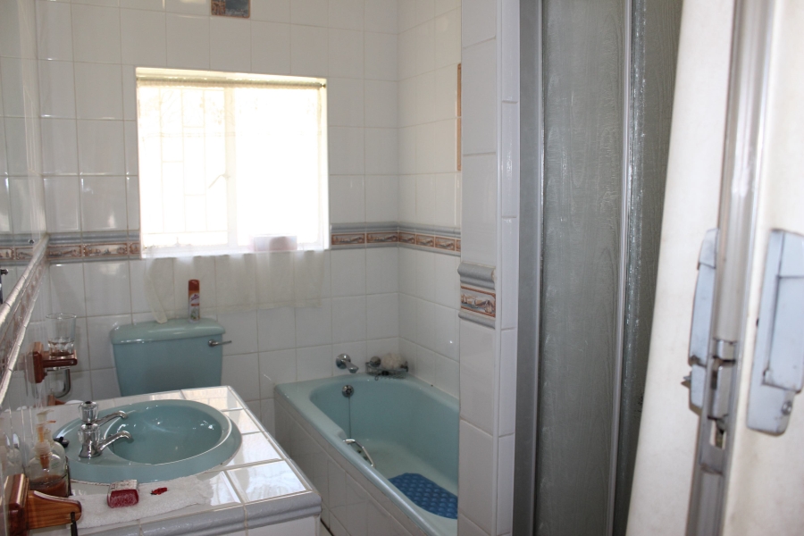 5 Bedroom Property for Sale in Glen Marais Gauteng