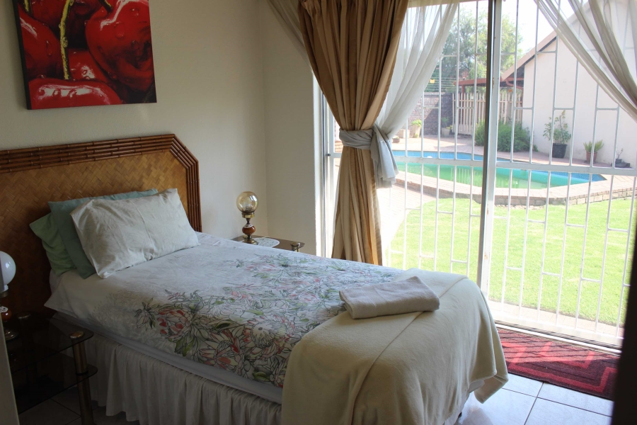 5 Bedroom Property for Sale in Glen Marais Gauteng