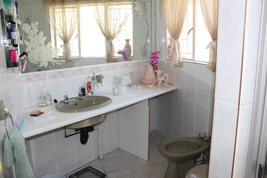 5 Bedroom Property for Sale in Glen Marais Gauteng