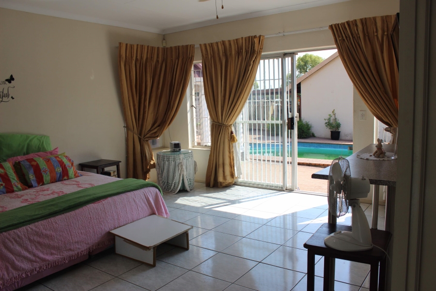 5 Bedroom Property for Sale in Glen Marais Gauteng