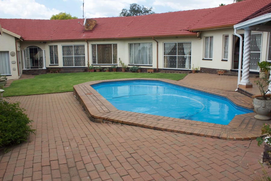 5 Bedroom Property for Sale in Glen Marais Gauteng