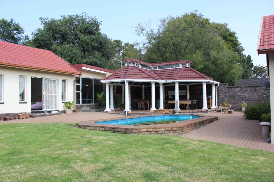 5 Bedroom Property for Sale in Glen Marais Gauteng