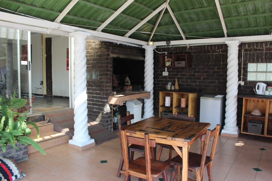 5 Bedroom Property for Sale in Glen Marais Gauteng