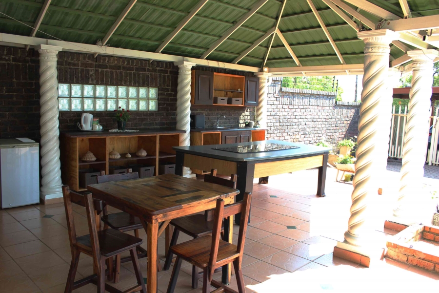 5 Bedroom Property for Sale in Glen Marais Gauteng