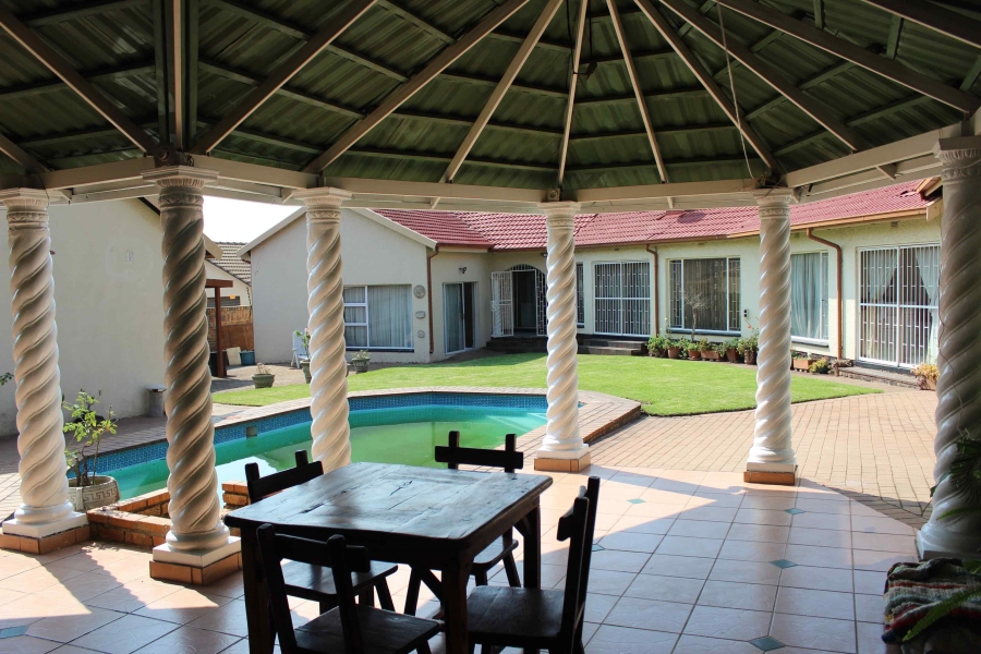 5 Bedroom Property for Sale in Glen Marais Gauteng