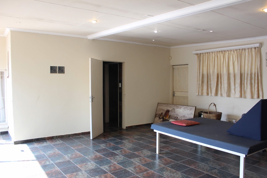 5 Bedroom Property for Sale in Glen Marais Gauteng
