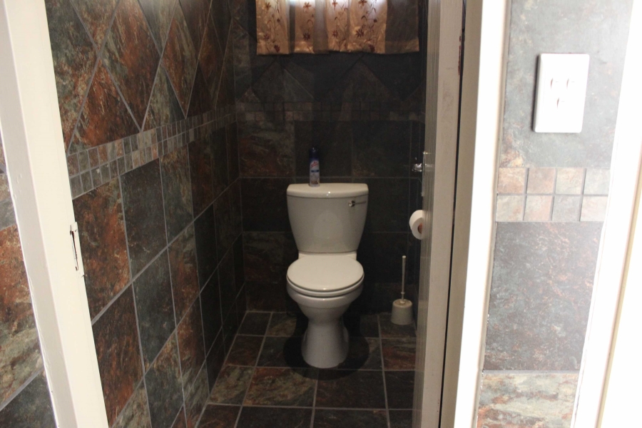 5 Bedroom Property for Sale in Glen Marais Gauteng