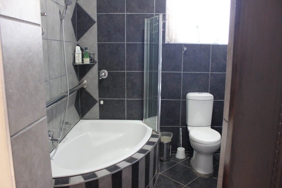 5 Bedroom Property for Sale in Glen Marais Gauteng