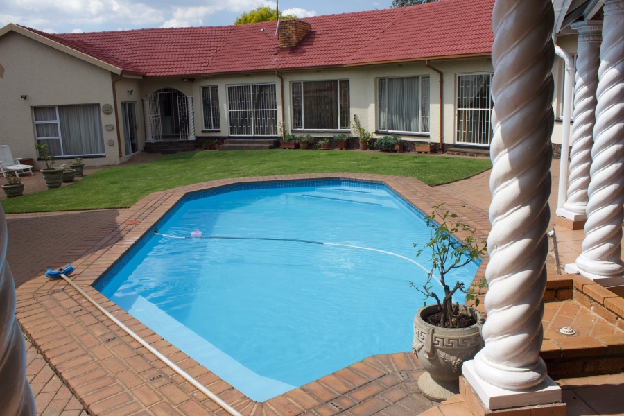 5 Bedroom Property for Sale in Glen Marais Gauteng