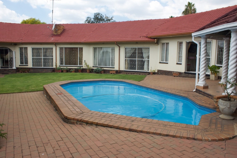 5 Bedroom Property for Sale in Glen Marais Gauteng