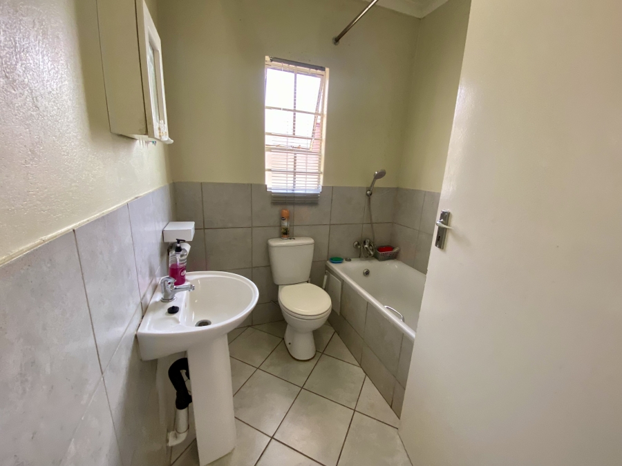 2 Bedroom Property for Sale in Kirkney Gauteng