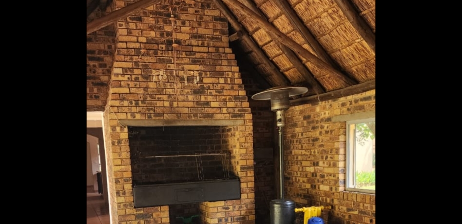 5 Bedroom Property for Sale in Larrendale Gauteng