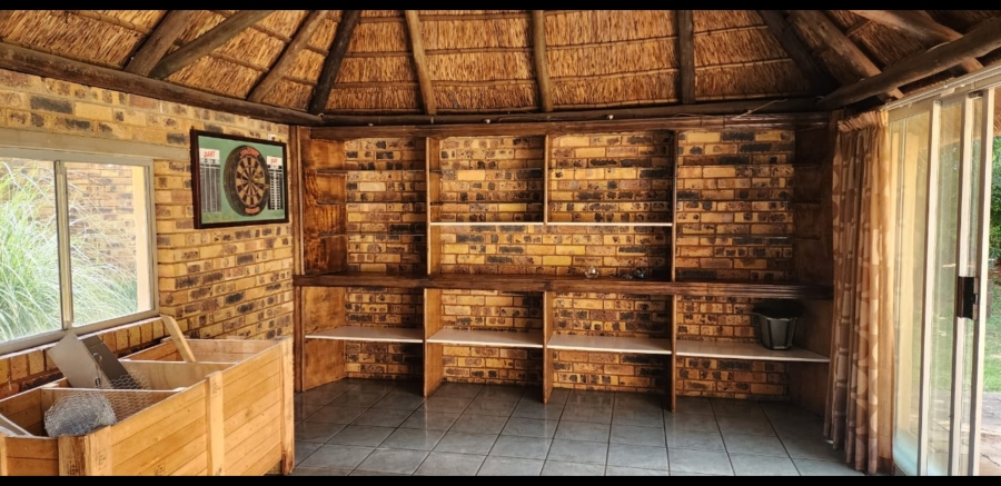 5 Bedroom Property for Sale in Larrendale Gauteng