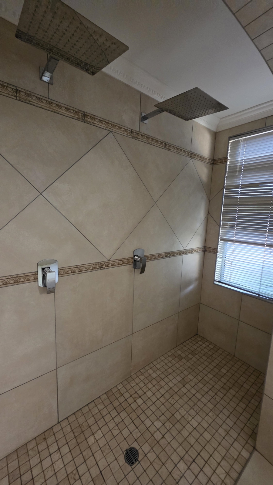5 Bedroom Property for Sale in Larrendale Gauteng