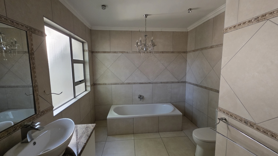 5 Bedroom Property for Sale in Larrendale Gauteng