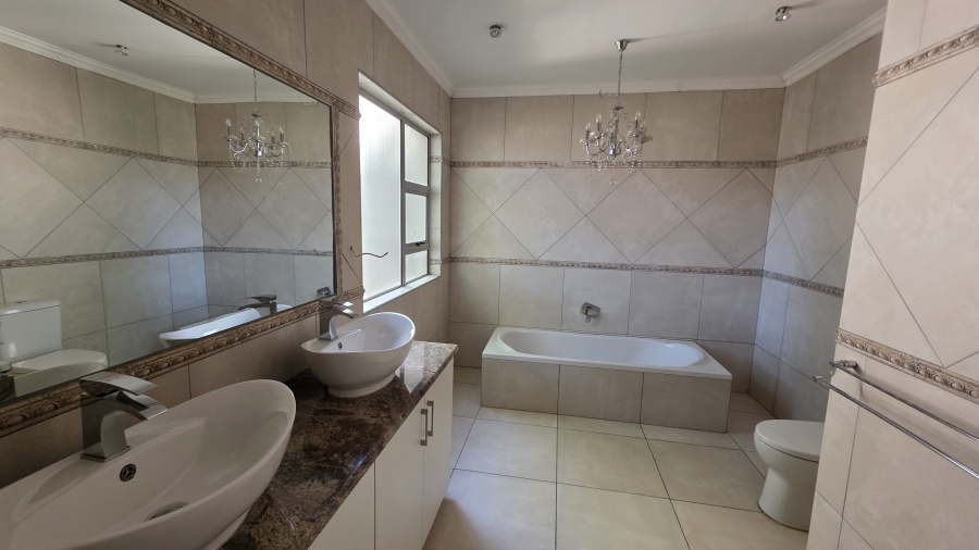 5 Bedroom Property for Sale in Larrendale Gauteng
