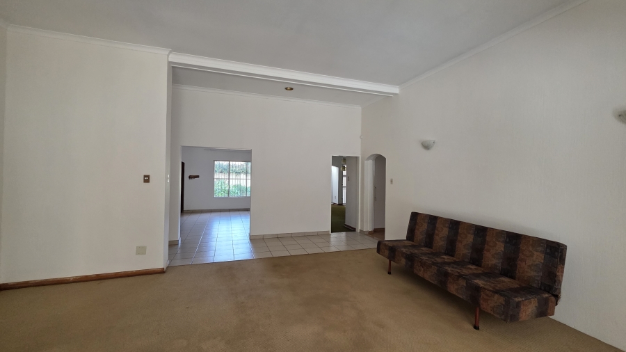 5 Bedroom Property for Sale in Larrendale Gauteng