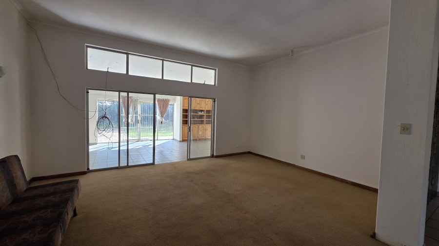 5 Bedroom Property for Sale in Larrendale Gauteng