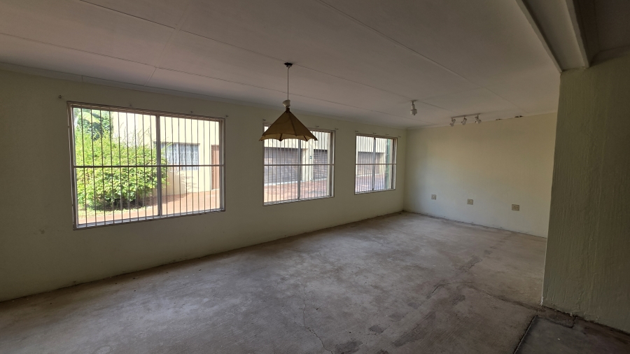 5 Bedroom Property for Sale in Larrendale Gauteng
