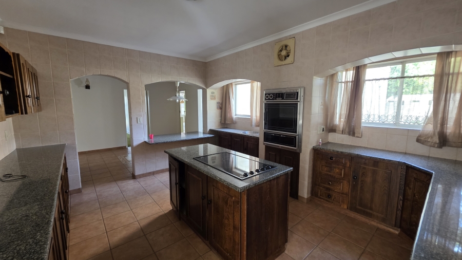 5 Bedroom Property for Sale in Larrendale Gauteng