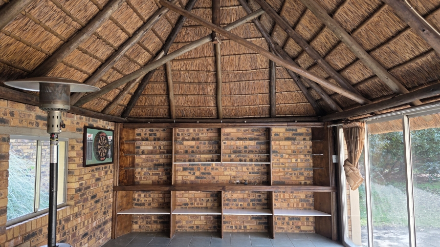 5 Bedroom Property for Sale in Larrendale Gauteng