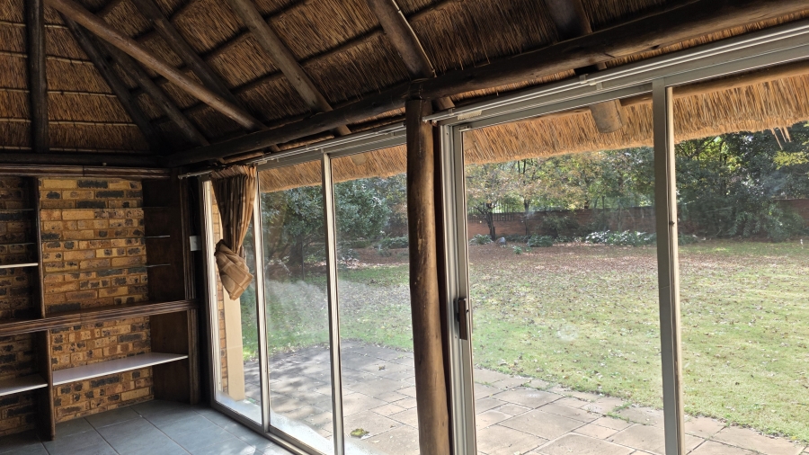 5 Bedroom Property for Sale in Larrendale Gauteng