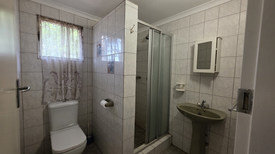 5 Bedroom Property for Sale in Larrendale Gauteng