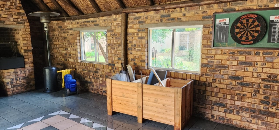 5 Bedroom Property for Sale in Larrendale Gauteng