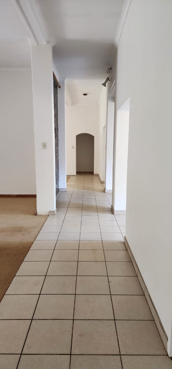 5 Bedroom Property for Sale in Larrendale Gauteng