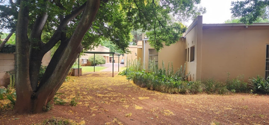 5 Bedroom Property for Sale in Larrendale Gauteng
