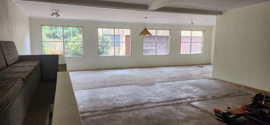 5 Bedroom Property for Sale in Larrendale Gauteng