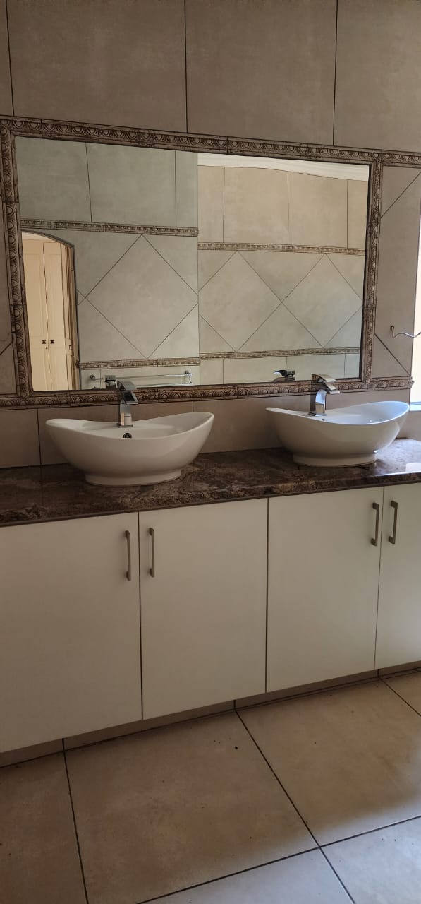 5 Bedroom Property for Sale in Larrendale Gauteng
