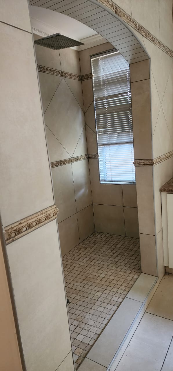 5 Bedroom Property for Sale in Larrendale Gauteng