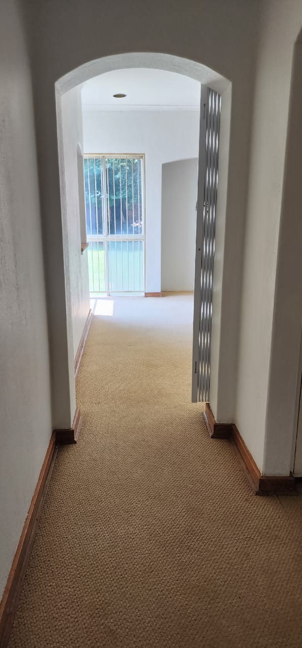 5 Bedroom Property for Sale in Larrendale Gauteng